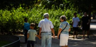 ¿95 euros menos en 2026? Solo las nóminas que superen 5.000 euros al mes aportarán en torno a esa cifra anual para las pensiones | Economía