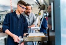 El relevo pendiente en la FP: cómo afrontar la falta de docentes jóvenes ante el aumento de la demanda | Formación | Economía