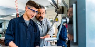 El relevo pendiente en la FP: cómo afrontar la falta de docentes jóvenes ante el aumento de la demanda | Formación | Economía