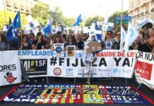 Los funcionarios interinos protestan ante el Congreso por el abuso de la contratación temporal | Economía