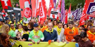 Los trabajadores de la construcción protestan frente a la CEOE por el aumento de la siniestralidad: “¡Falta prevención, sobra explotación!” | Economía