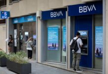 La opa a pie de oficina: los clientes del BBVA y el Sabadell replican el relato de los grandes jefes | Economía