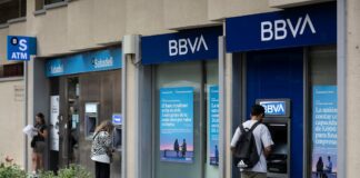 La opa a pie de oficina: los clientes del BBVA y el Sabadell replican el relato de los grandes jefes | Economía