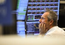 Resultados sólidos en Wall Street y expectativas de recorte de tipos, el impulso que mantiene vivas las Bolsas | Mercados Financieros