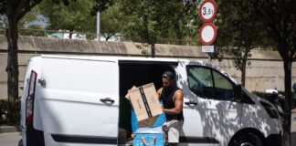 El bum del empleo paquete a paquete: el transporte es el sector que más crece el último año | Economía