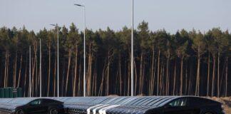 Tesla reduce su beneficio un 37% por la caída de márgenes en la venta de coches | Economía