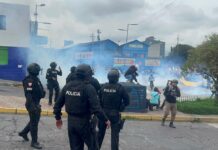 Con bombas lacrimógenas, policía cerró el paso a manifestantes en Quito antes de iniciar marcha en contra de Daniel Noboa | Política | Noticias