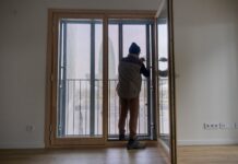 De retener la fianza por pintar las paredes hasta impedir colgar una bandera: los 20 abusos más comunes en los alquileres | Economía