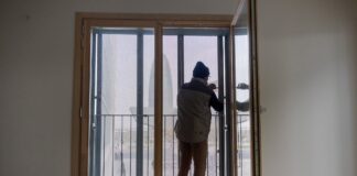 De retener la fianza por pintar las paredes hasta impedir colgar una bandera: los 20 abusos más comunes en los alquileres | Economía