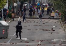 Tras ser dispersados por la lluvia y la fuerza pública, manifestantes se reunieron en la Casa de la Cultura en Quito | Política | Noticias