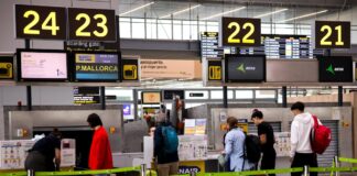 Bruselas expedienta a España por impedir que las aerolíneas cobren por el equipaje de mano | Economía