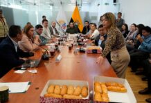 Asambleístas disfrutan de colada morada y guaguas de pan en la mesa de soberanía alimentaria | Política | Noticias