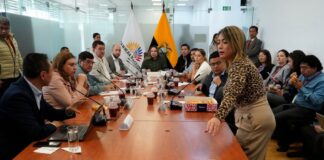 Asambleístas disfrutan de colada morada y guaguas de pan en la mesa de soberanía alimentaria | Política | Noticias