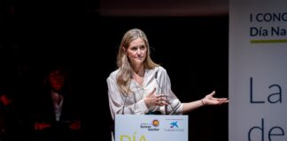 El Gobierno ultima un decreto para facilitar el autoconsumo a comunidades de vecinos y bajar el recibo | Economía