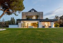 Las tres casas de la semana: diseño de autor y tres plantas en La Finca por 6 millones de euros | Negocios