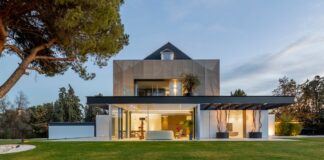 Las tres casas de la semana: diseño de autor y tres plantas en La Finca por 6 millones de euros | Negocios