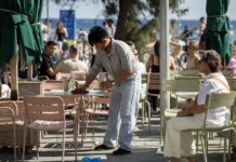 Un 11% de los trabajadores en España está en riesgo de pobreza, el tercer peor dato de la UE | Economía