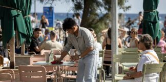 Un 11% de los trabajadores en España está en riesgo de pobreza, el tercer peor dato de la UE | Economía