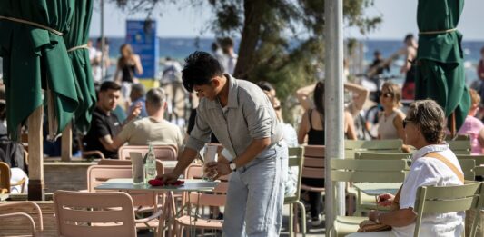 Cataluña vuelve a superar a Madrid en afiliados a la Seguridad Social gracias al tirón del turismo | Economía