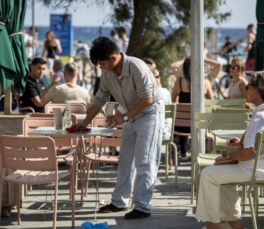 Cataluña vuelve a superar a Madrid en afiliados a la Seguridad Social gracias al tirón del turismo | Economía