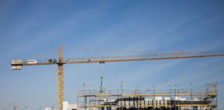 La falta de vivienda asequible desacelera las ventas, pero el precio subirá un 7% en 2026 | Economía