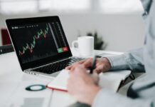 “Es una estafa piramidal”: así opera el chiringuito financiero del gurú Henry Jones a pesar de los avisos oficiales | Mercados Financieros