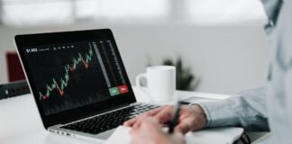 “Es una estafa piramidal”: así opera el chiringuito financiero del gurú Henry Jones a pesar de los avisos oficiales | Mercados Financieros