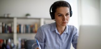 Tijeretazo en el teletrabajo de una empleada social por problemas para mantener la atención del centro | Mis Derechos | Economía