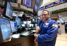 Entre los riesgos y el miedo a perderse las subidas: el difícil equilibrio de una Bolsa en máximos | Mercados Financieros