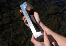 Esta funda de 2,7 kilos promete curar la adicción al móvil