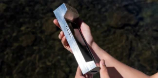 Esta funda de 2,7 kilos promete curar la adicción al móvil