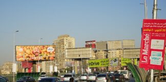 Las vallas con anuncios inundan El Cairo | Carta del corresponsal