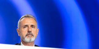 Telefónica reduce a la mitad su dividendo para 2026 y se desploma en Bolsa | Economía