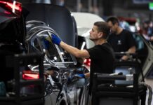 El salario medio creció un 5% en 2024, dos puntos más que la inflación, y se situó en 2.386 euros brutos al mes | Economía