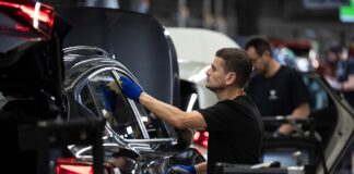 El salario medio creció un 5% en 2024, dos puntos más que la inflación, y se situó en 2.386 euros brutos al mes | Economía