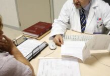 Los pactos con las mutuas para agilizar las bajas médicas no despegan: solo tres comunidades los han suscrito en un año | Economía