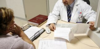 Los pactos con las mutuas para agilizar las bajas médicas no despegan: solo tres comunidades los han suscrito en un año | Economía