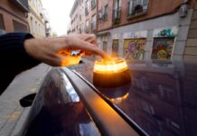 Cuenta atrás para la baliza V-16: ¿cuánto cuesta? ¿qué multas se contemplan? ¿puede rastrear el coche? | Economía