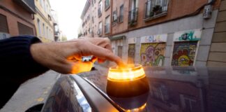 Cuenta atrás para la baliza V-16: ¿cuánto cuesta? ¿qué multas se contemplan? ¿puede rastrear el coche? | Economía