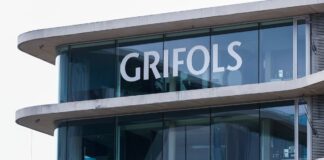 Los analistas respaldan a Grifols: Santander y CaixaBank creen que vale cerca del doble | Empresas