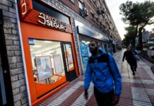 Los afectados por Alquiler Seguro: “O contratas todo lo que te ofrecen o no entras” | Economía