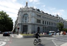 El Banco de España estudia imponer límites a la concesión de hipotecas de riesgo para evitar una burbuja | Economía