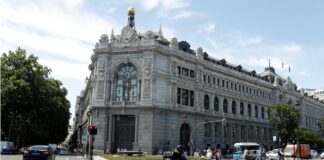 El Banco de España estudia imponer límites a la concesión de hipotecas de riesgo para evitar una burbuja | Economía