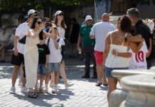 La actividad privada de la zona euro sigue creciendo y logra su mejor dato en dos años y medio | Economía