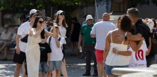 La actividad privada de la zona euro sigue creciendo y logra su mejor dato en dos años y medio | Economía