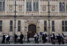 La ley del silencio se impone en Oxford ante los casos de acoso: “Soy un chico malo”, dijo un profesor tras bajarse los pantalones | Negocios