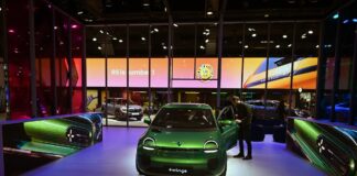 El Gobierno prepara un nuevo plan de ayudas al coche eléctrico y aparta a las autonomías de su gestión | Economía