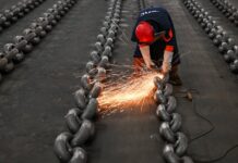 Europa declara la guerra al acero chino, pero se le cuela por la puerta de atrás en forma de piezas de coches | Empresas