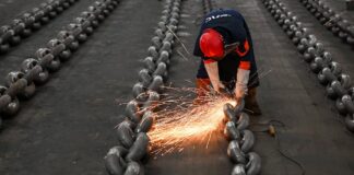 Europa declara la guerra al acero chino, pero se le cuela por la puerta de atrás en forma de piezas de coches | Empresas