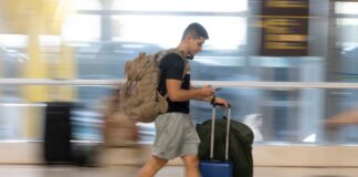 Iberia Express, Binter y Level, las aerolíneas que se adelantan al Black Friday: precios y fechas de las ofertas | Empresas